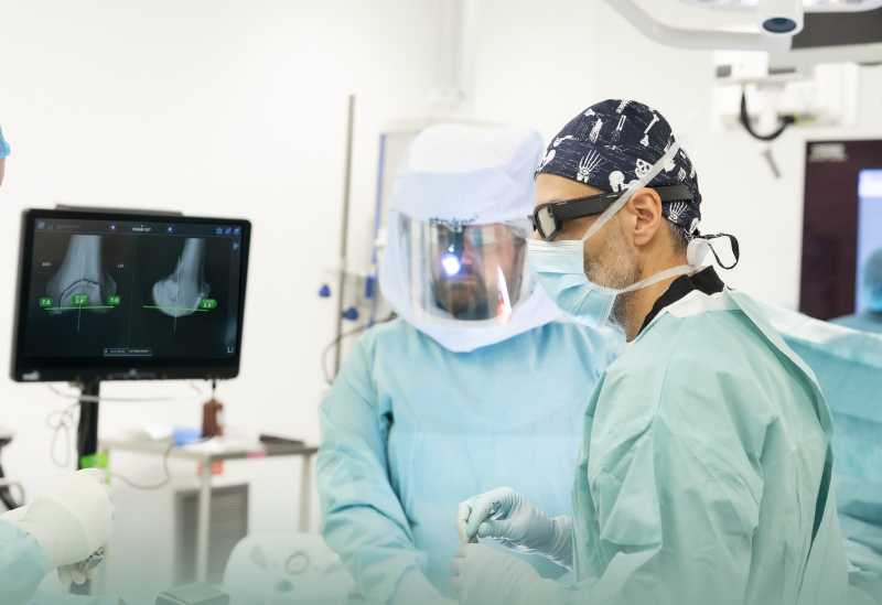 Dr. Feras Ashouri Performs First NextAR Knee Replacement Surgery in MENA Using Virtual Reality Technology